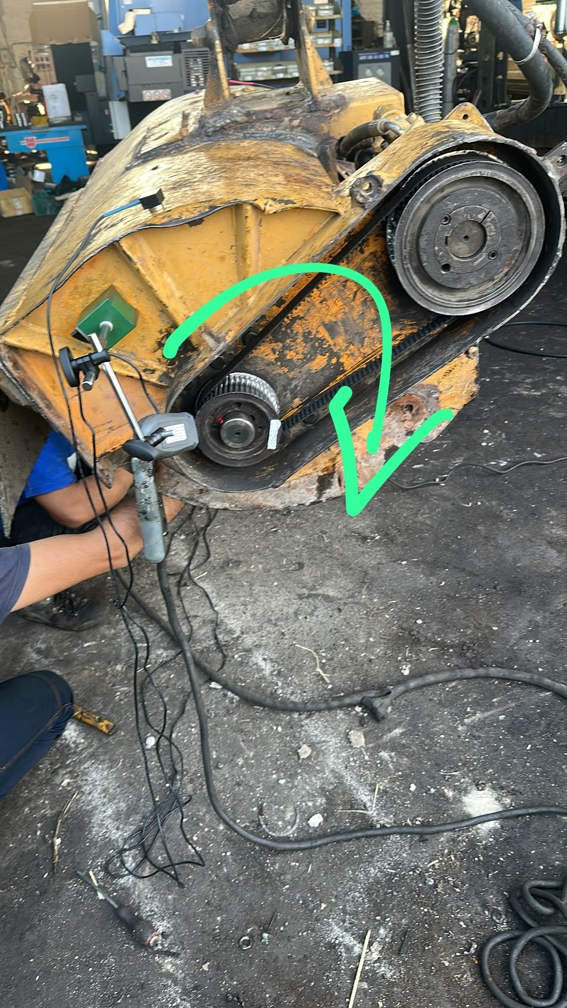 Vibration sensor and phase tachometer mounted on the mulcher rotor drive